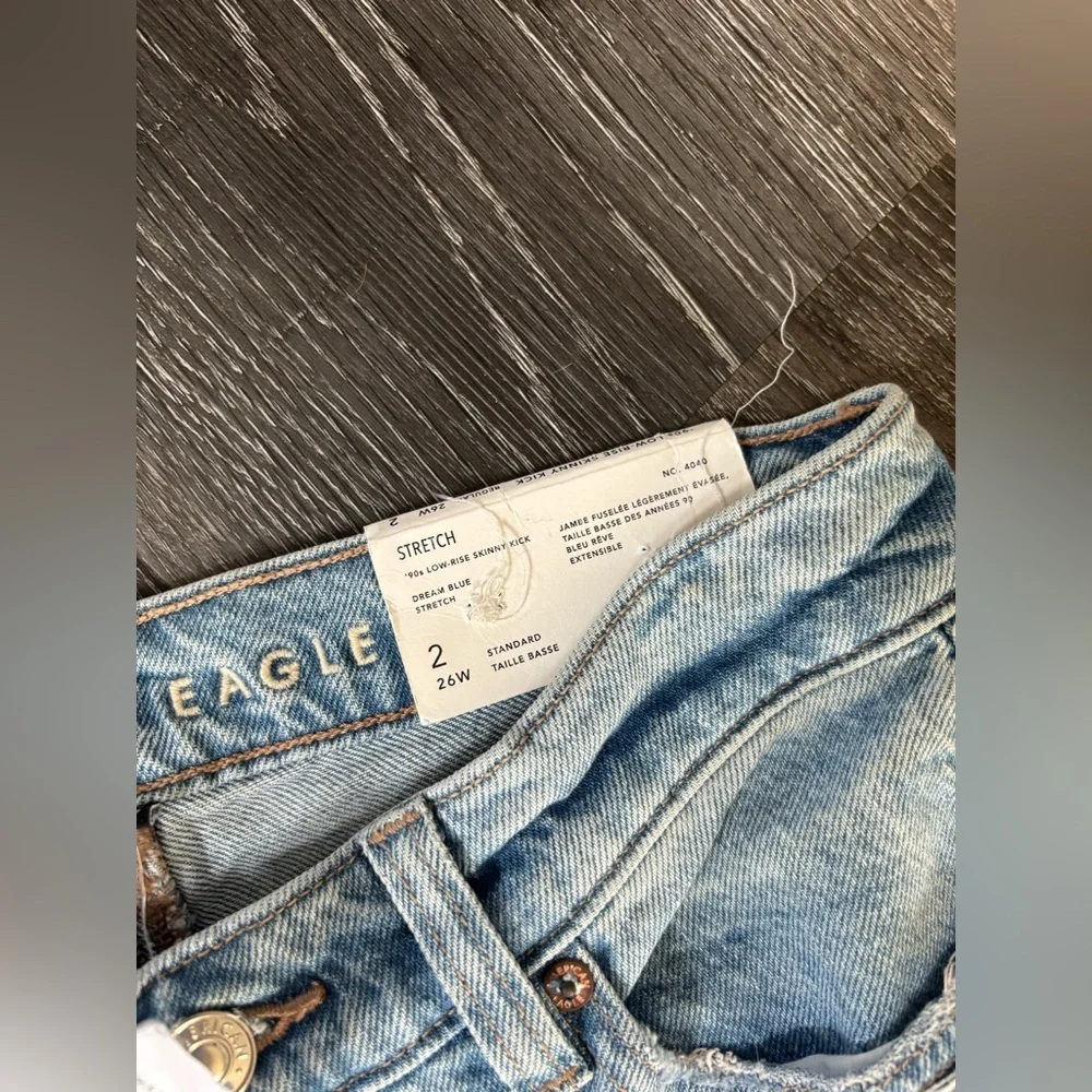 NWT American Eagle Denim Jeans 90s Low Rise Kick Two Tone Blue Mid Wash Size 2​​ - Picture 11 of 13